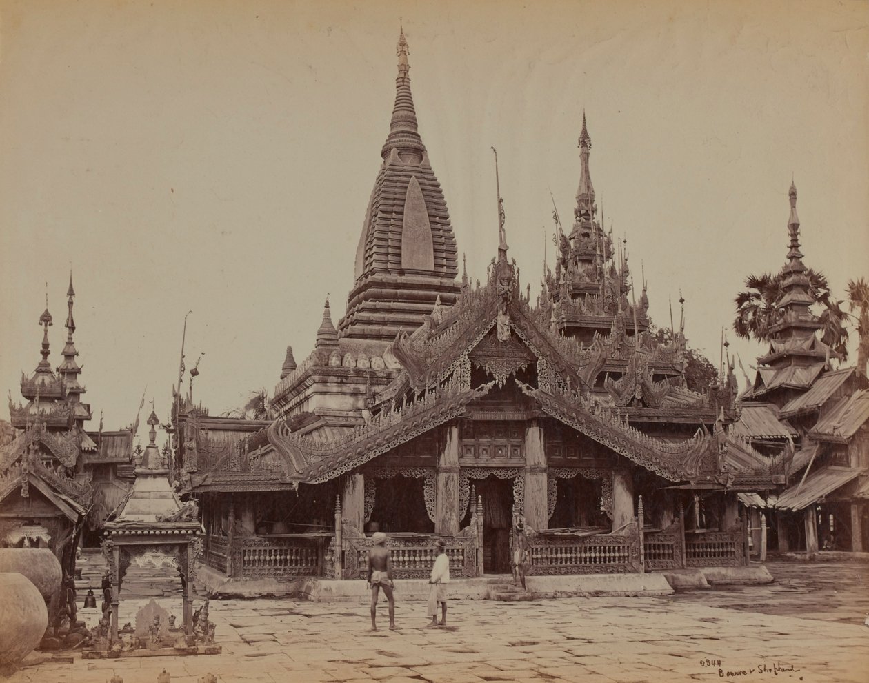 Binnenplaats van een Birmaanse tempel, Mandalay door British Photographer