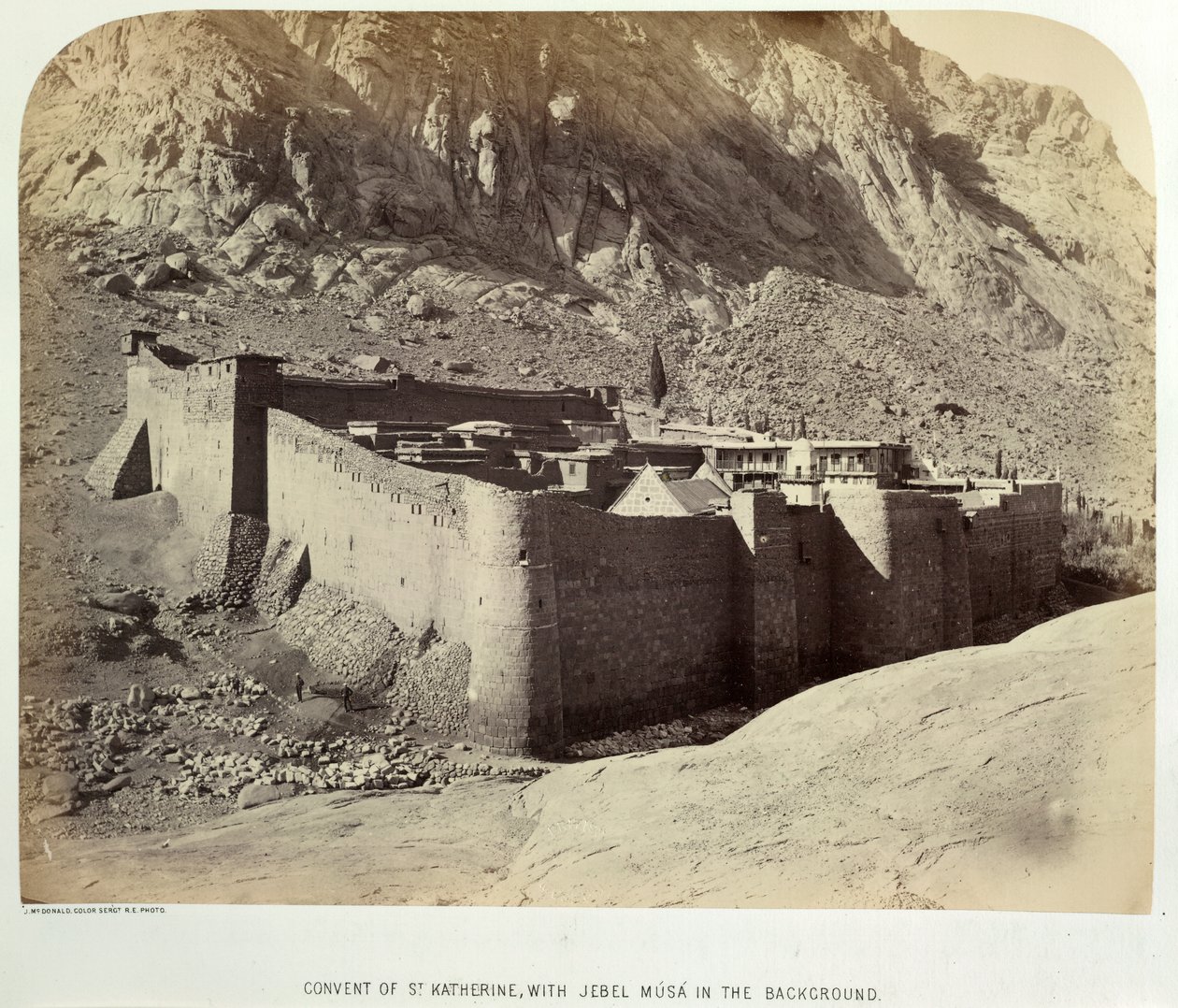 Klooster van St. Katherine met Jebel Músá op de achtergrond, uit de Ordnance Survey van het schiereiland Sinaï door British Photographer