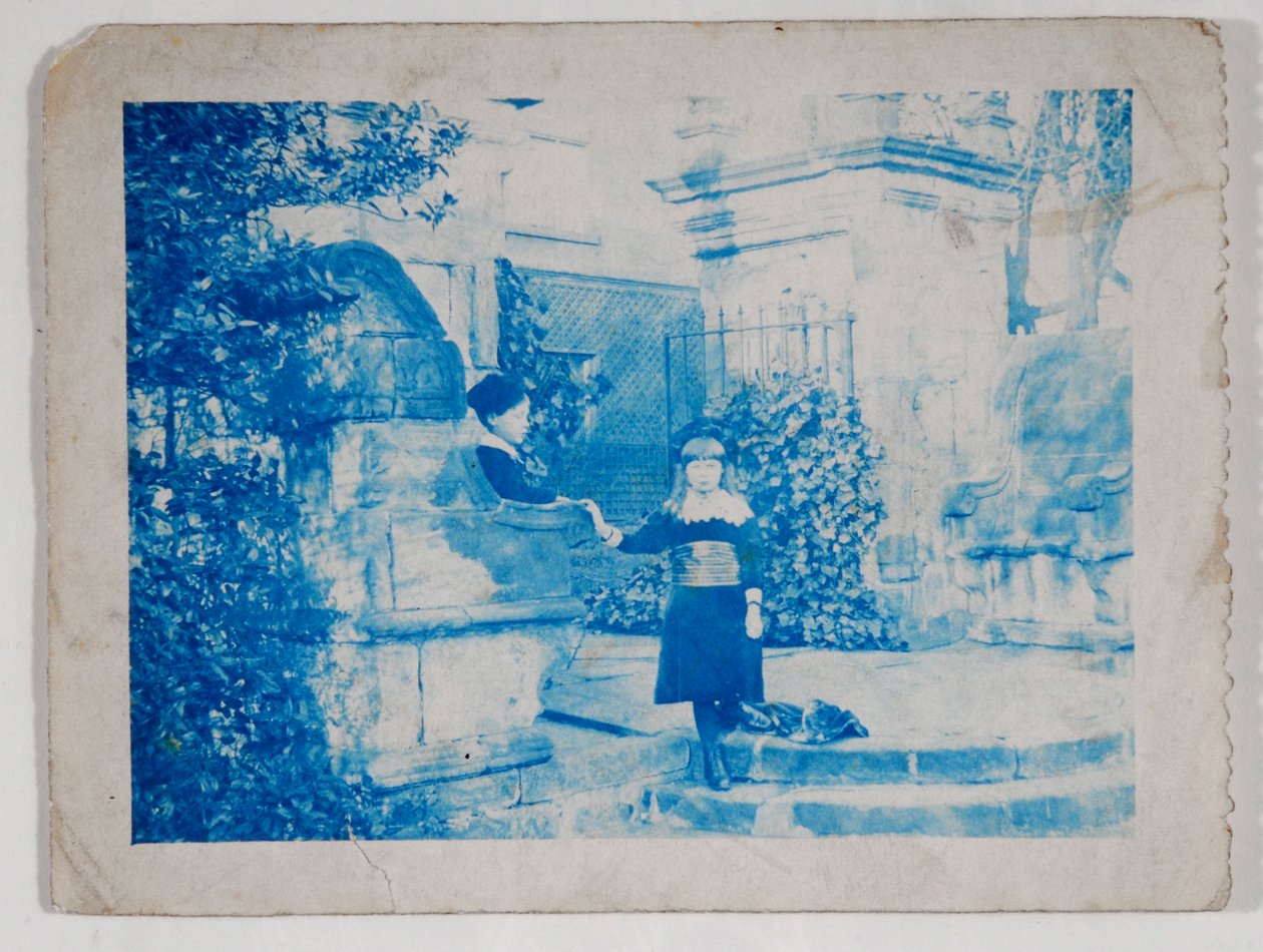Elaine en Lancelot Grimshaw bij de poorten van Knostrop Hall door British Photographer