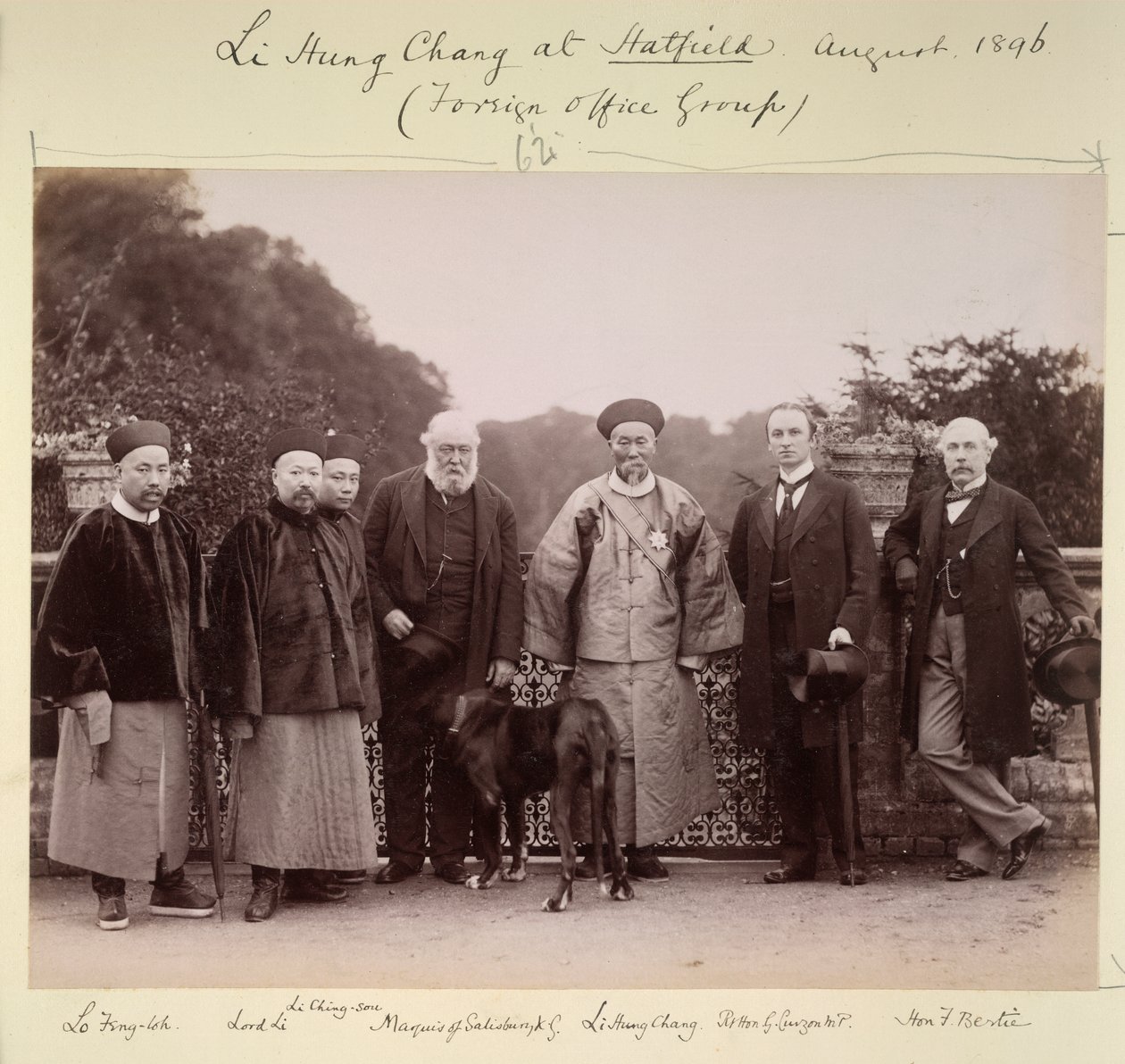 Li Hung Chang in Hatfield (Foreign Office Group), augustus 1896 (zwart-wit foto) door British Photographer