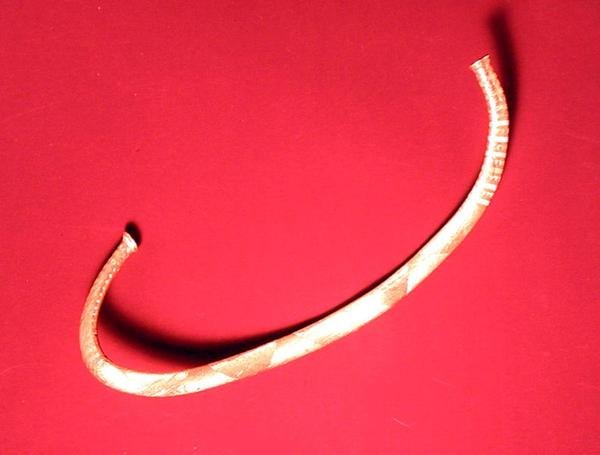 Halsring gevonden in Ickleton, Cambridgeshire (goud) door Bronze Age