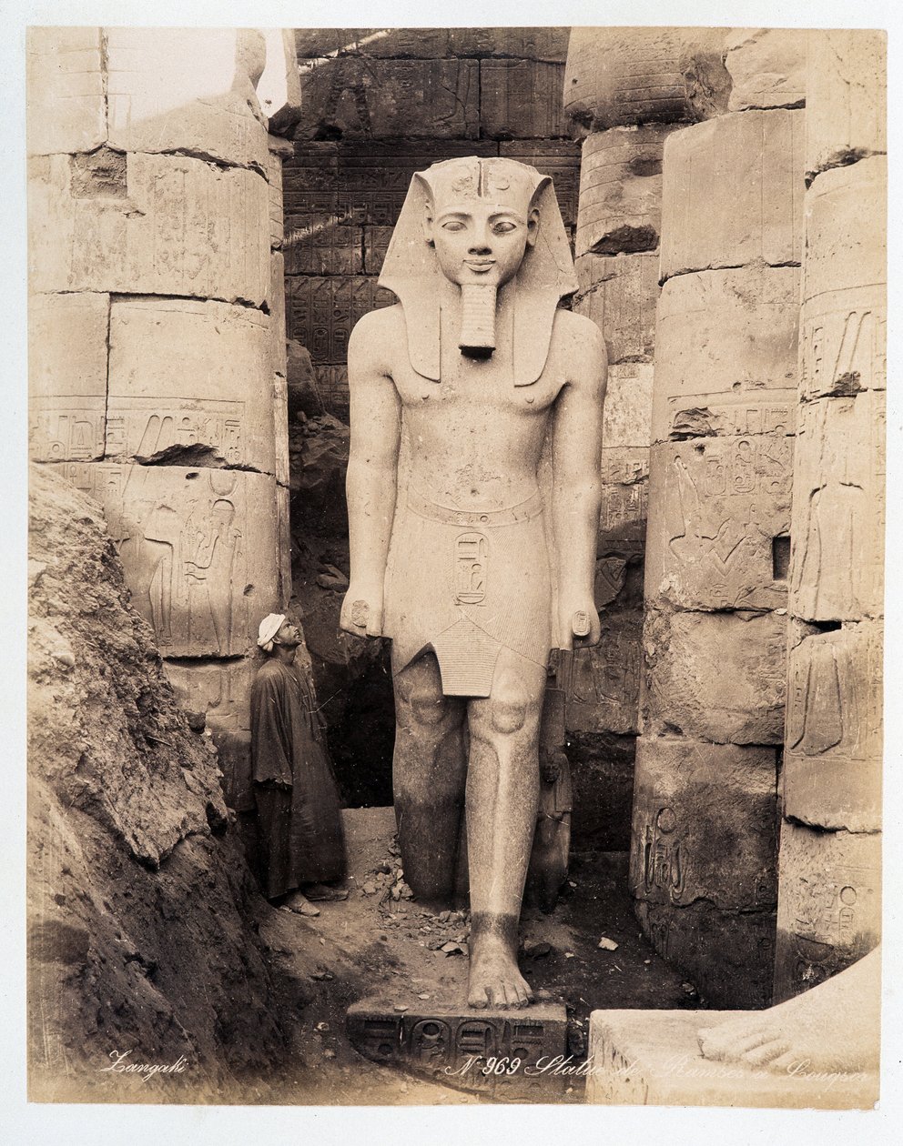 Een standbeeld van Ramses in Luxor - foto door de gebroeders Zangali, eind 19e eeuw door Brothers Zangaki