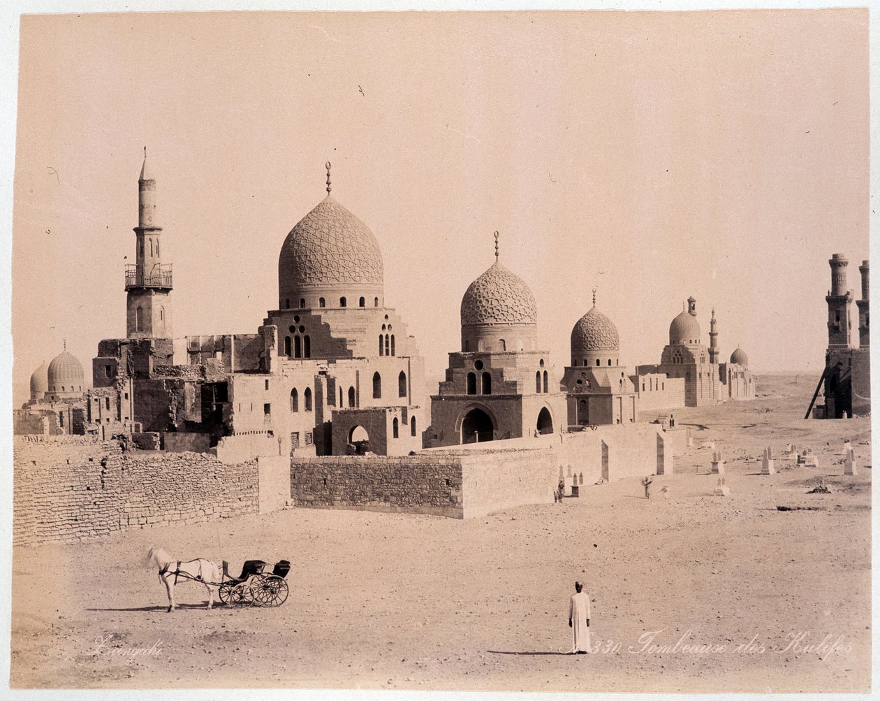 Egypte: het graf van de kaliefen - foto door de Zangali broers, eind 19e eeuw door Brothers Zangaki