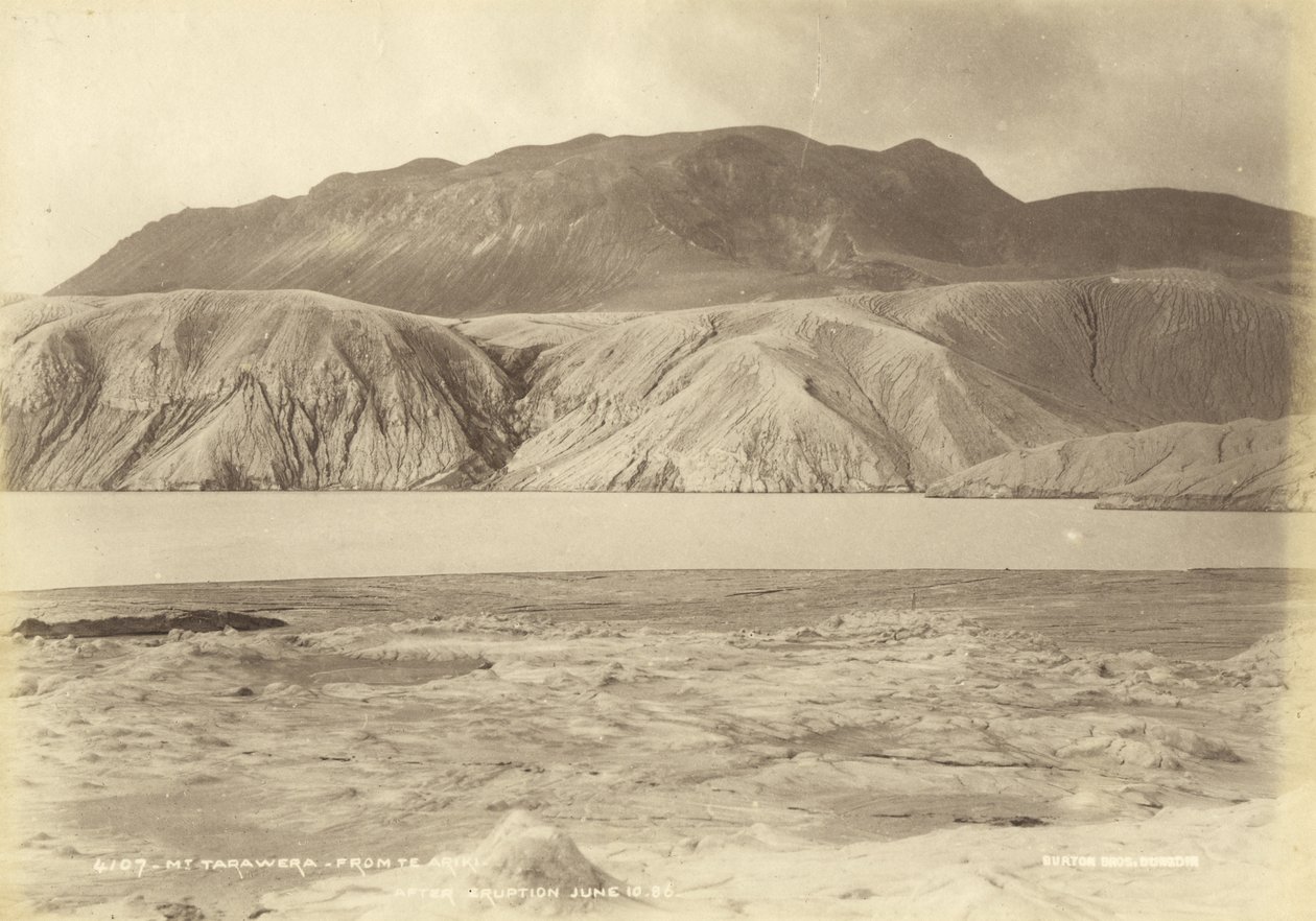 Mt. Tarawera vanaf Te Ariki. Na de Uitbarsting 10 juni 1886, juli 1886 (albumineprint) door Burton Brothers Studio
