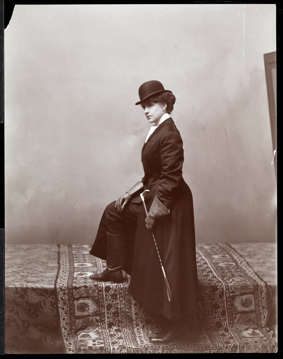 Een vrouwelijk model poseert in de studio van illustrator Malcolm Strauss, c.1895 (zilveren gelatin afdruk) door Byron Company
