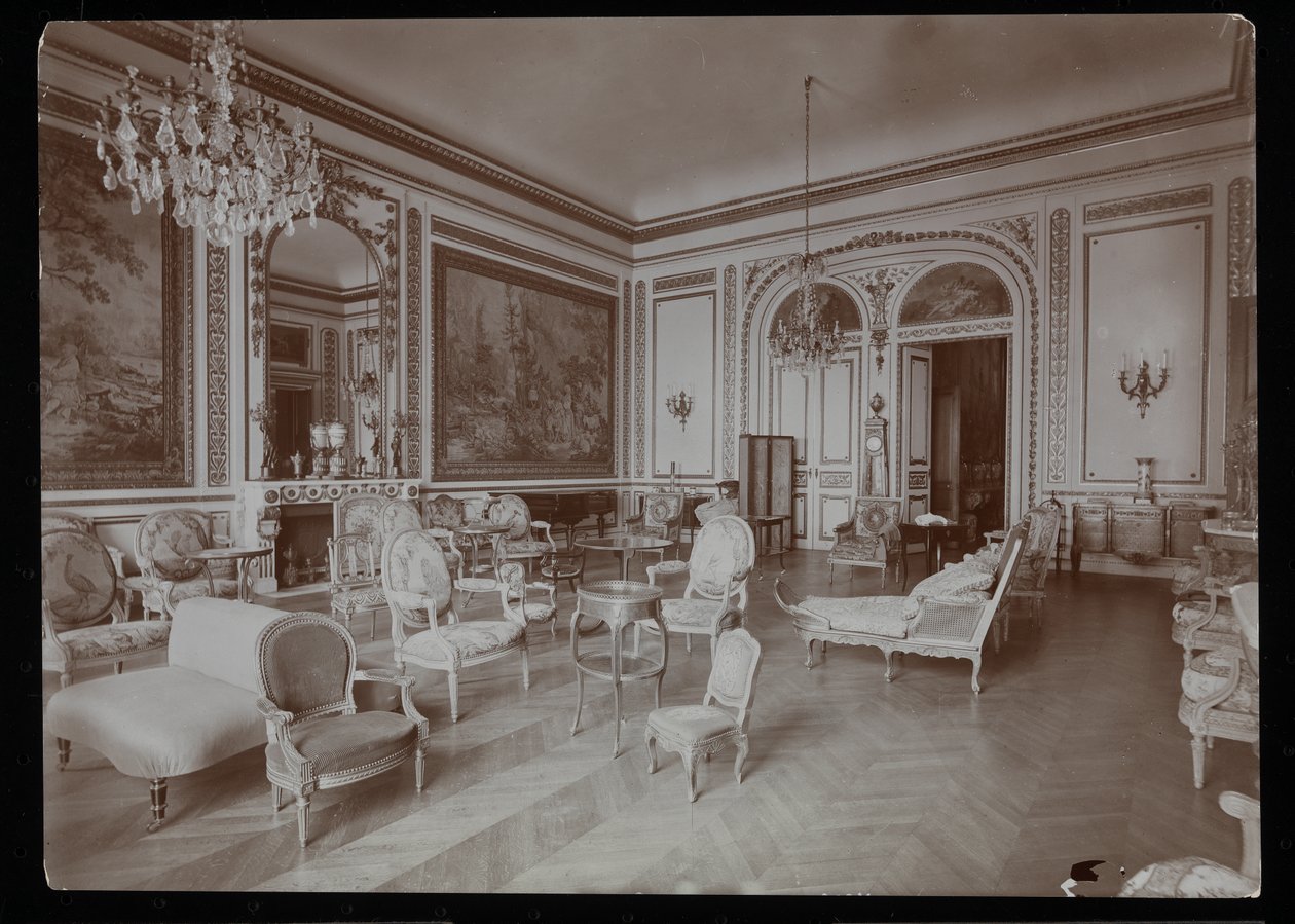 Een grote kamer in de residentie van de Gravin De Ganay, Parijs, 1890-1910 door Byron Company