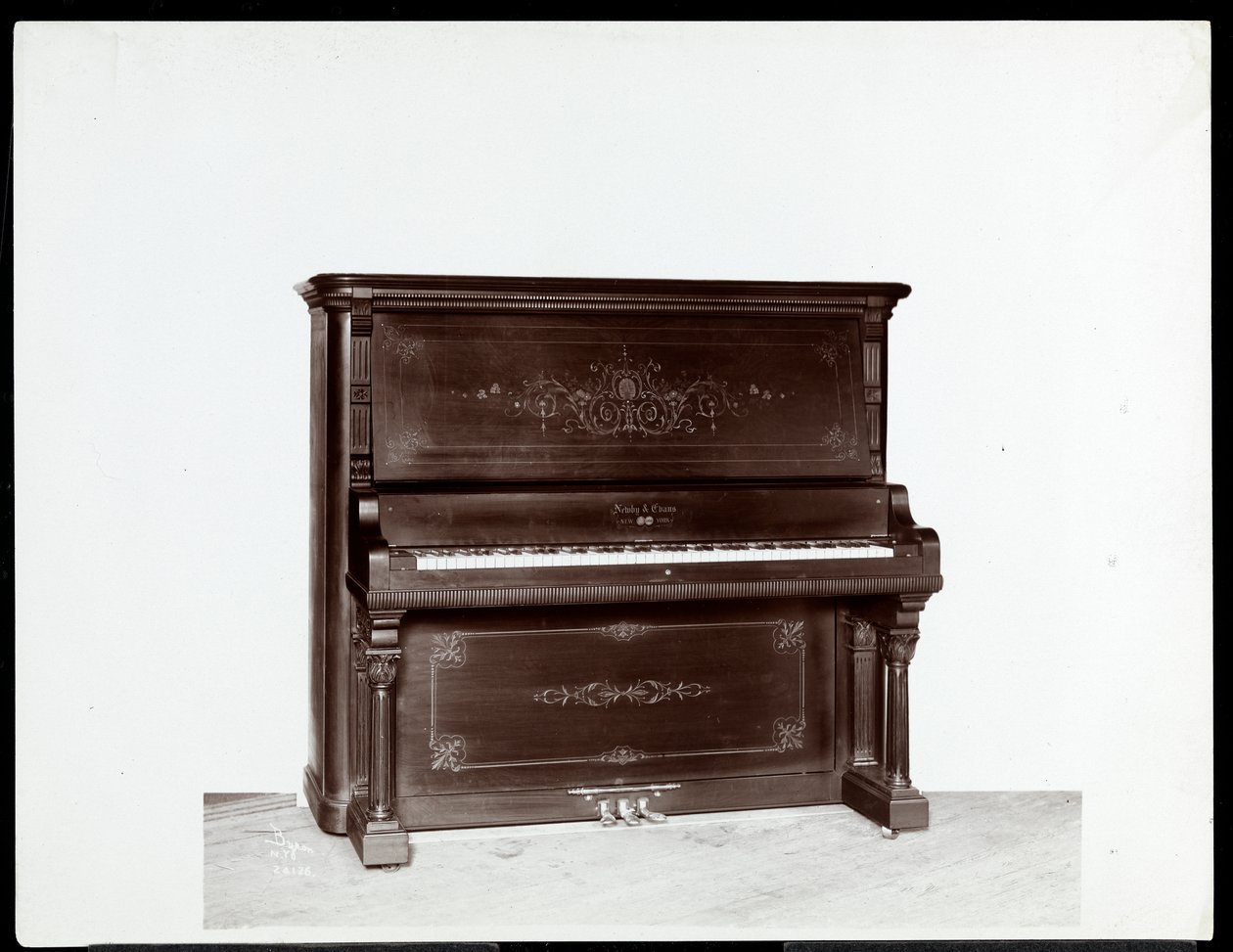Een piano van Newby en Evans Piano Co., 1907 door Byron Company