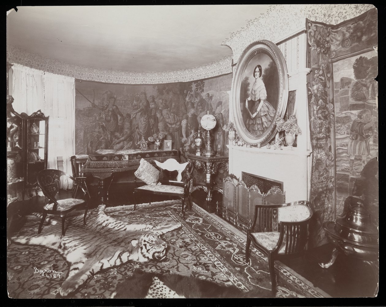Een kamer in de Westmoreland Davis-residentie in Tuxedo Park, New York, 1899 door Byron Company