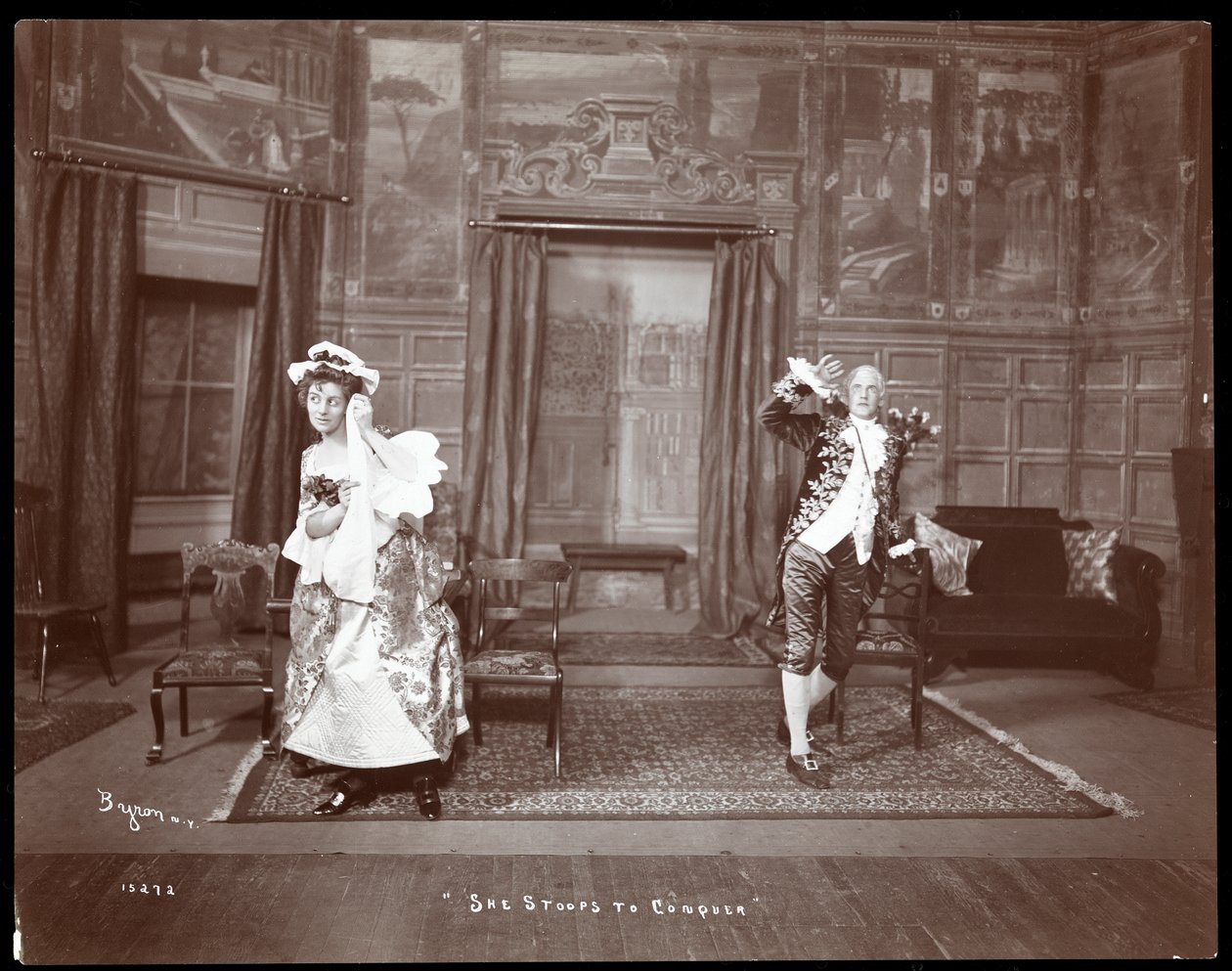 Een scène uit een amateurproductie van She Stoops to Conquer door Byron Company