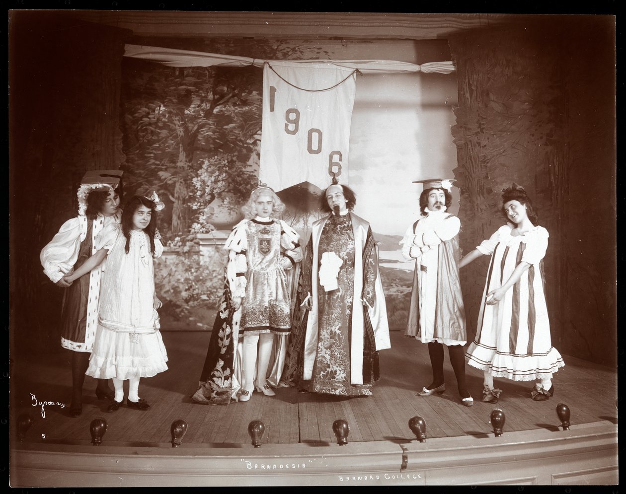 Een scène uit een amateurrevue getiteld Barnardesia gepresenteerd op Barnard College, New York door Byron Company