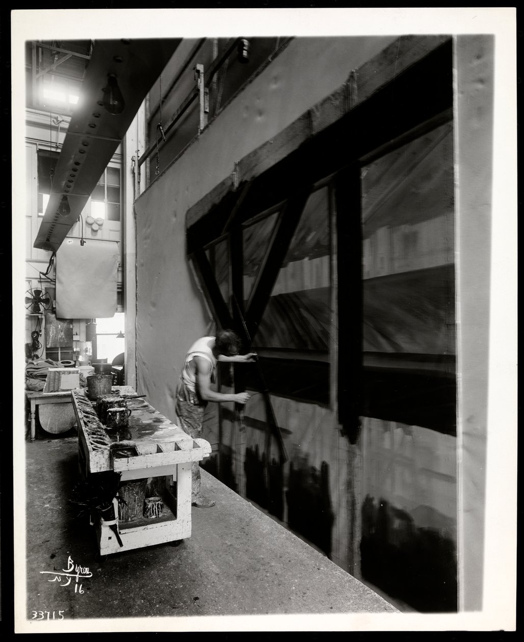 Een Decoratieschilder die een Decor Schildert in een Decoratiewerkplaats, New York, 1915-6 door Byron Company