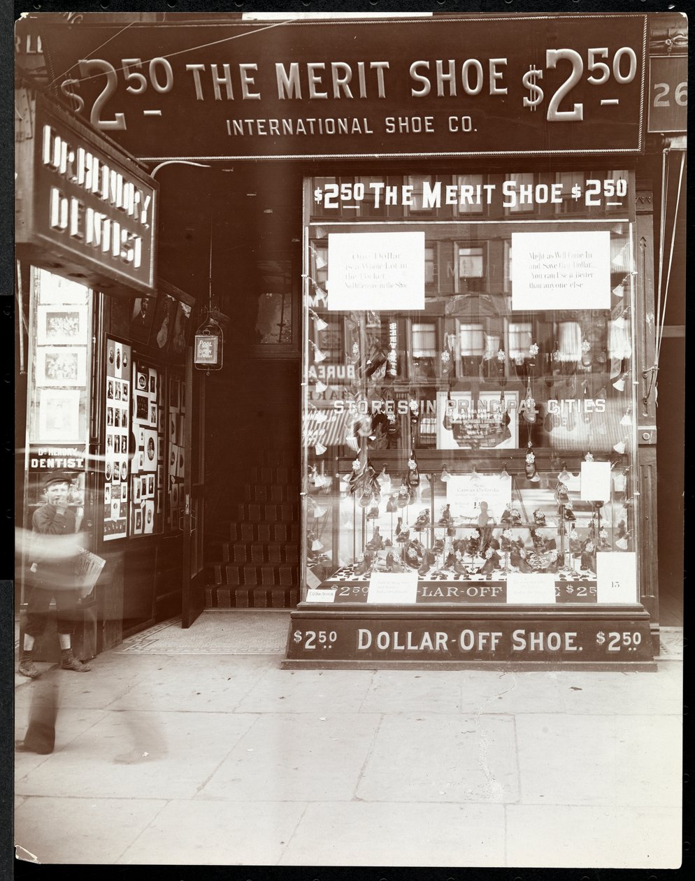 Een etalage van de International Shoe Co., New York, 1905 door Byron Company