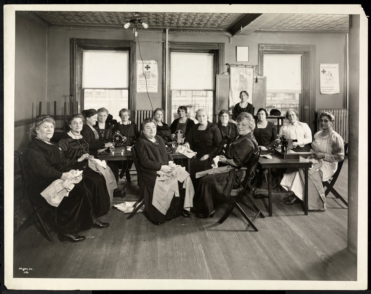 Een naaikring voor vrouwen bij de Amelia Relief Society, 115 East 101st Street, East Harlem, New York, 1920 (zilveren gelatin afdruk) door Byron Company