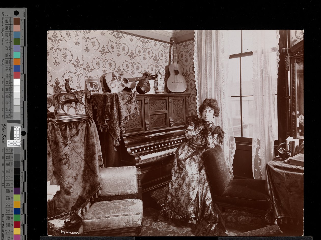 Anita Chartres zittend bij een pianola, c.1898 door Byron Company