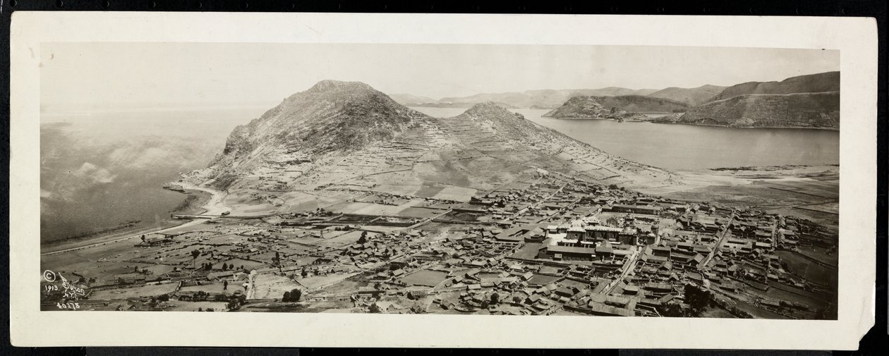 Vogelvlucht van een stad, vermoedelijk aan of nabij het Panamakanaal, 1913 door Byron Company