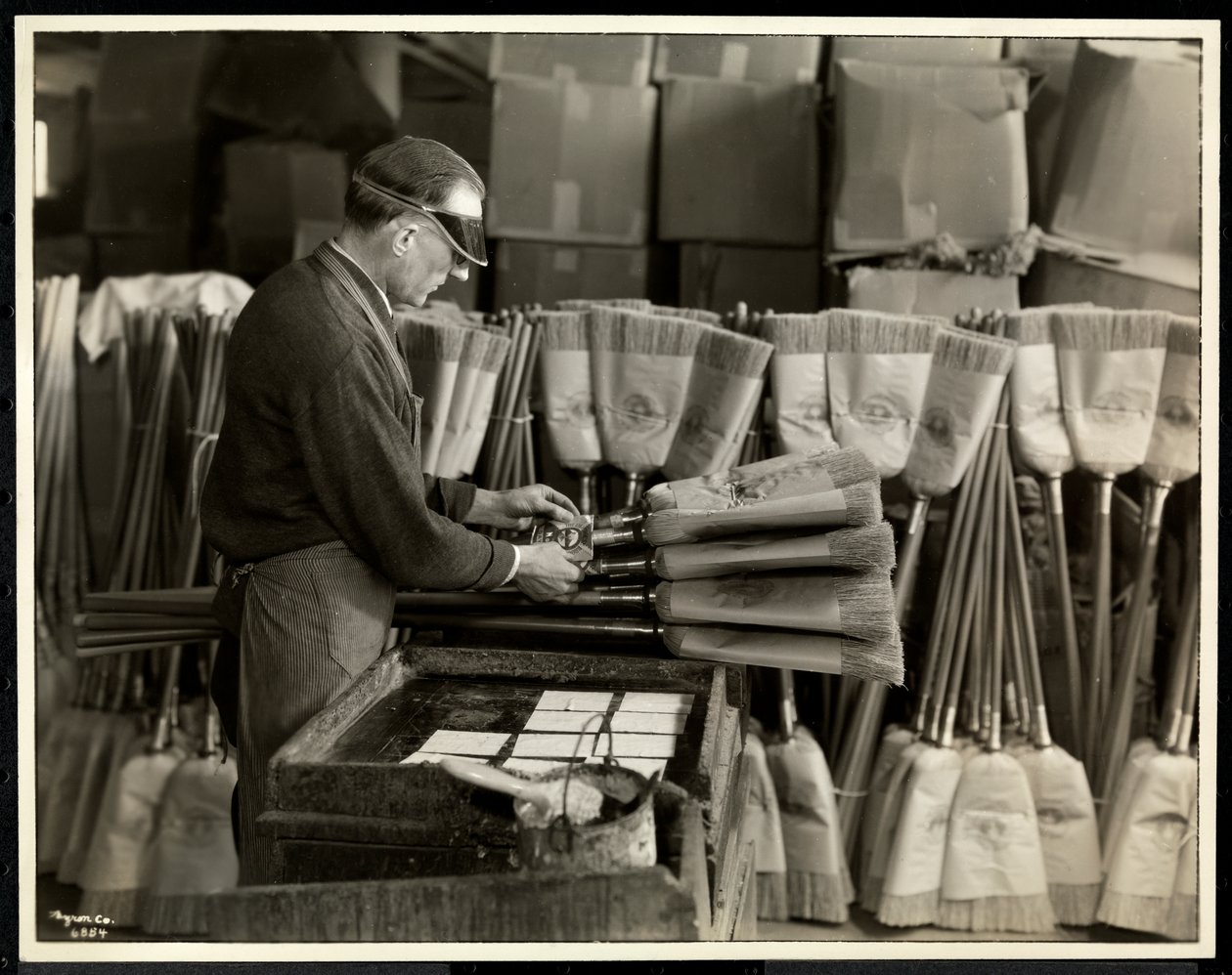 Blinde man labelt bezems in het Bourne Memorial Building, New York, 1935 door Byron Company