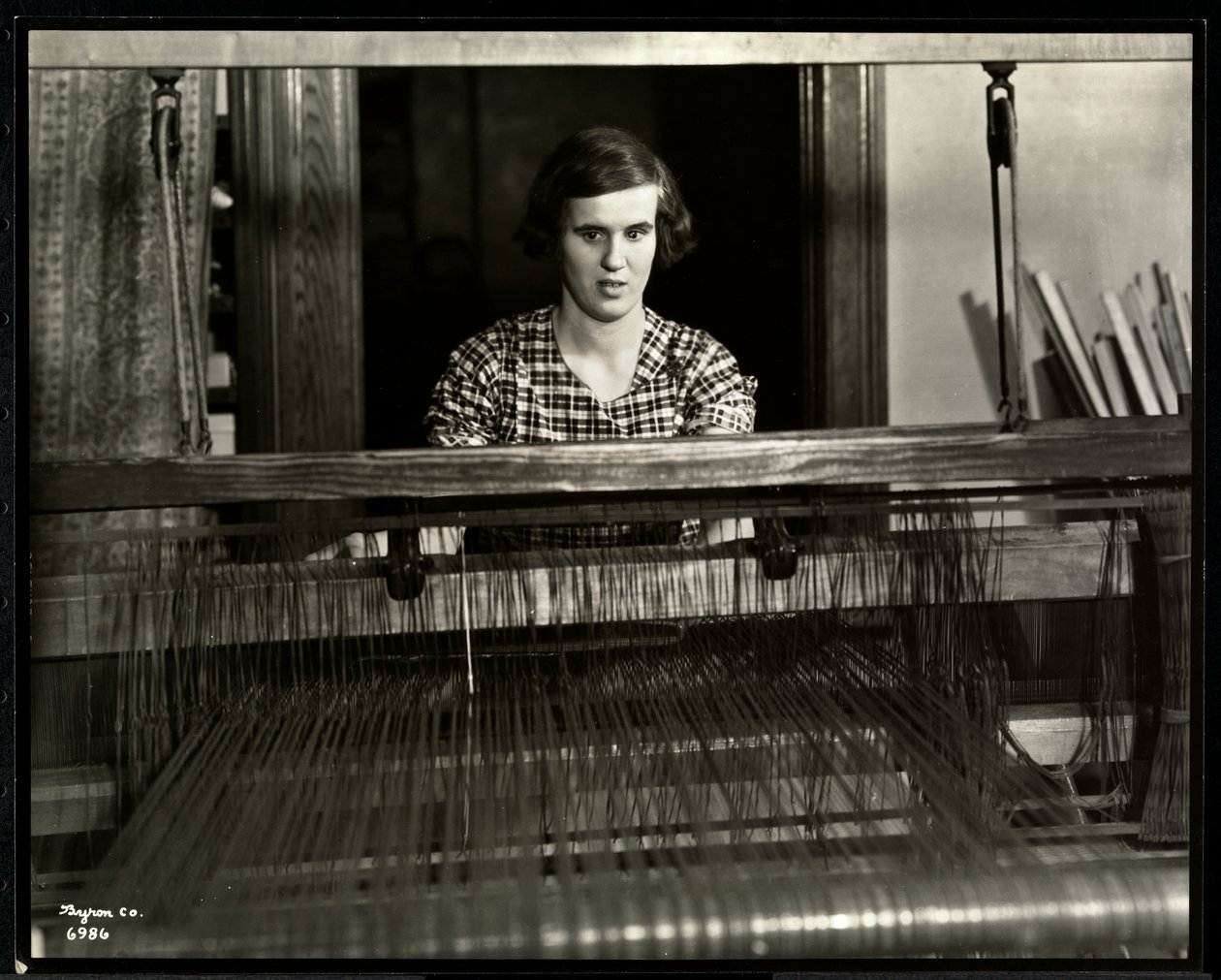 Blinde jonge vrouw die werkt aan een weefgetouw bij de New York Association for the Blind, 111 East 59th Street, New York, 1934 door Byron Company