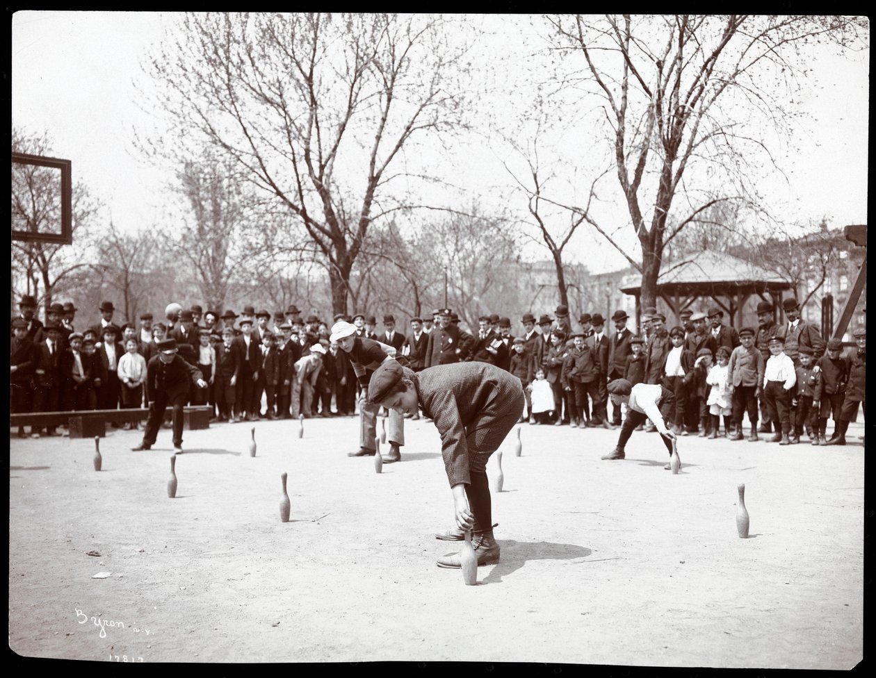 Jongens wachten op het startschot in een race op Arbor Day, Tompkins Square Park, New York, 1904 door Byron Company