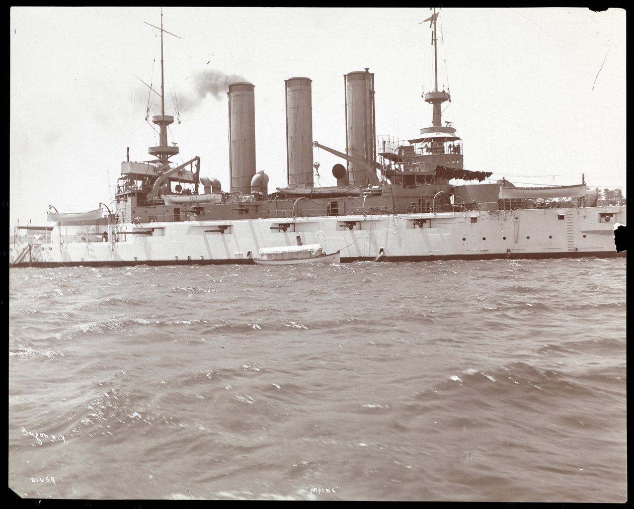Zijaanzicht van de U.S.S. Maine, 1906 door Byron Company