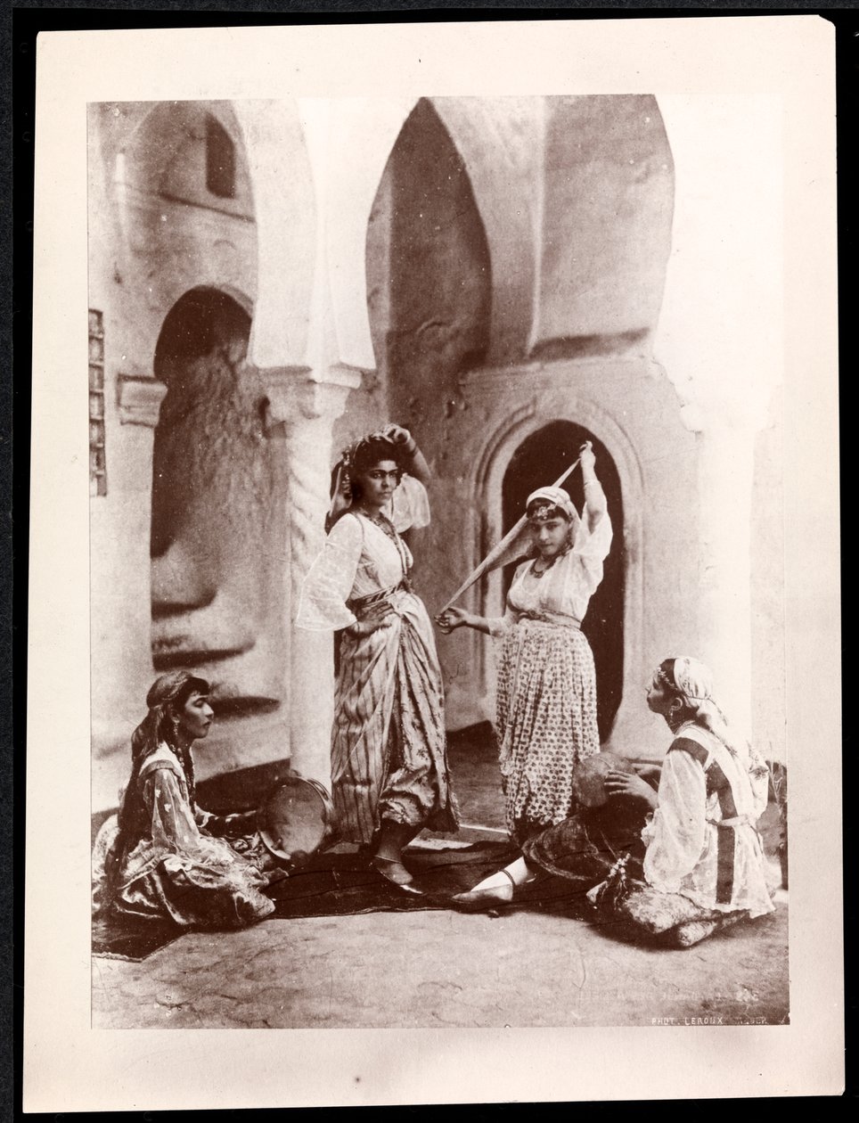 Dansende meisjes en muzikant, Noord-Afrika, ca. 1900 door Byron Company