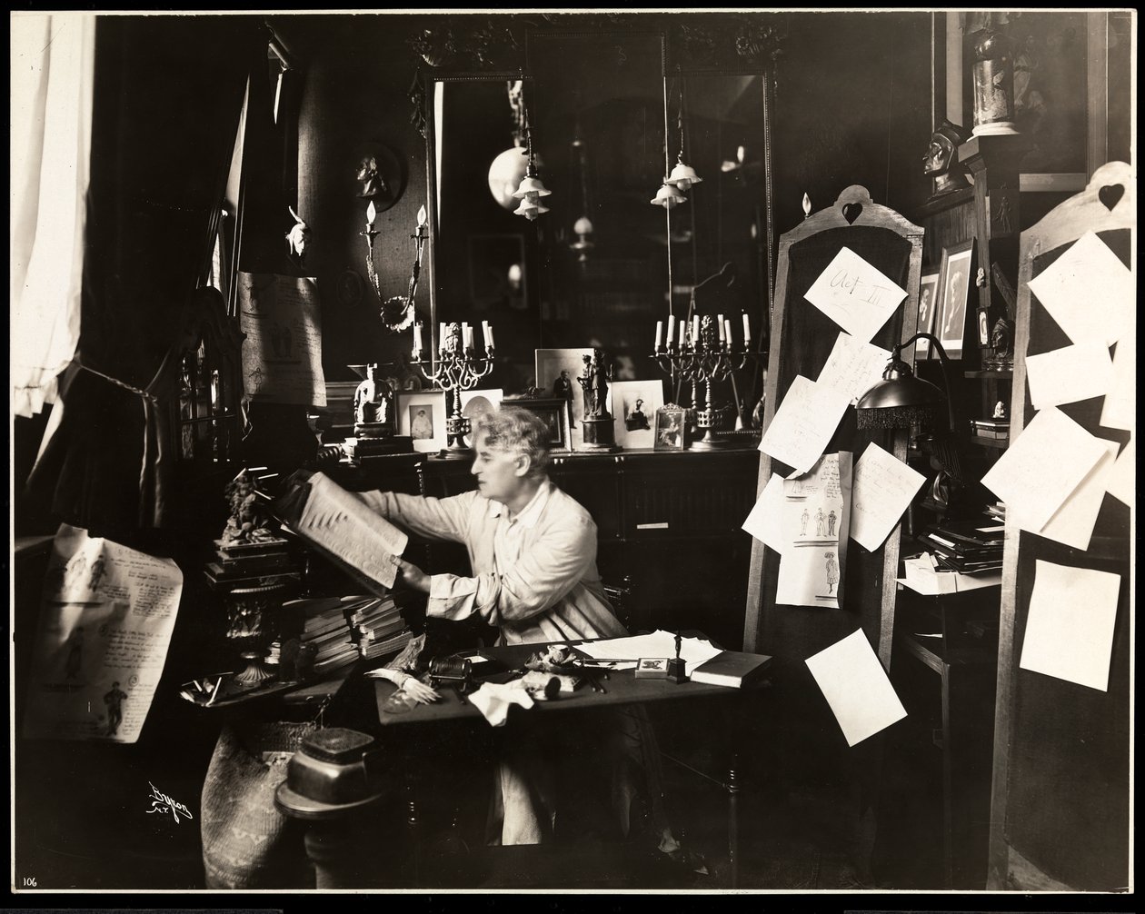David Belasco in zijn studeerkamer, bladerend door een woordenboek, 1909 door Byron Company