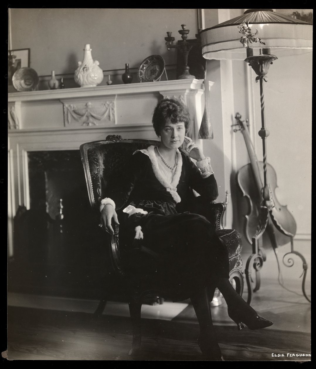 Elsie Ferguson door Byron Company