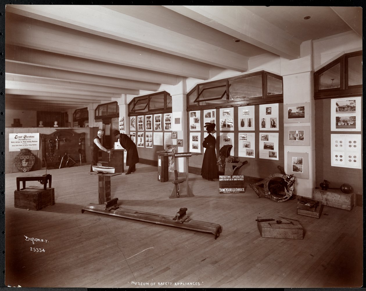 Tentoonstelling van het Museum van Veiligheidsapparaten van het American Institute of Social Service, New York, 1907 door Byron Company