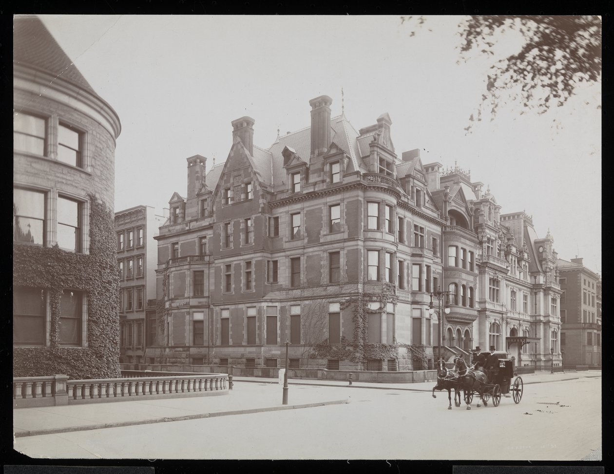 Fifth Ave., 66th St., en J.J. Astor, 65th St., New York, 1901-02 door Byron Company