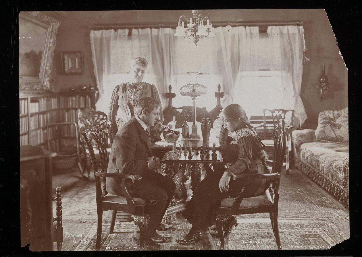 Francis Wilson en zijn dochter die schaken in de eetkamer van hun woning in New Rochelle, New York door Byron Company