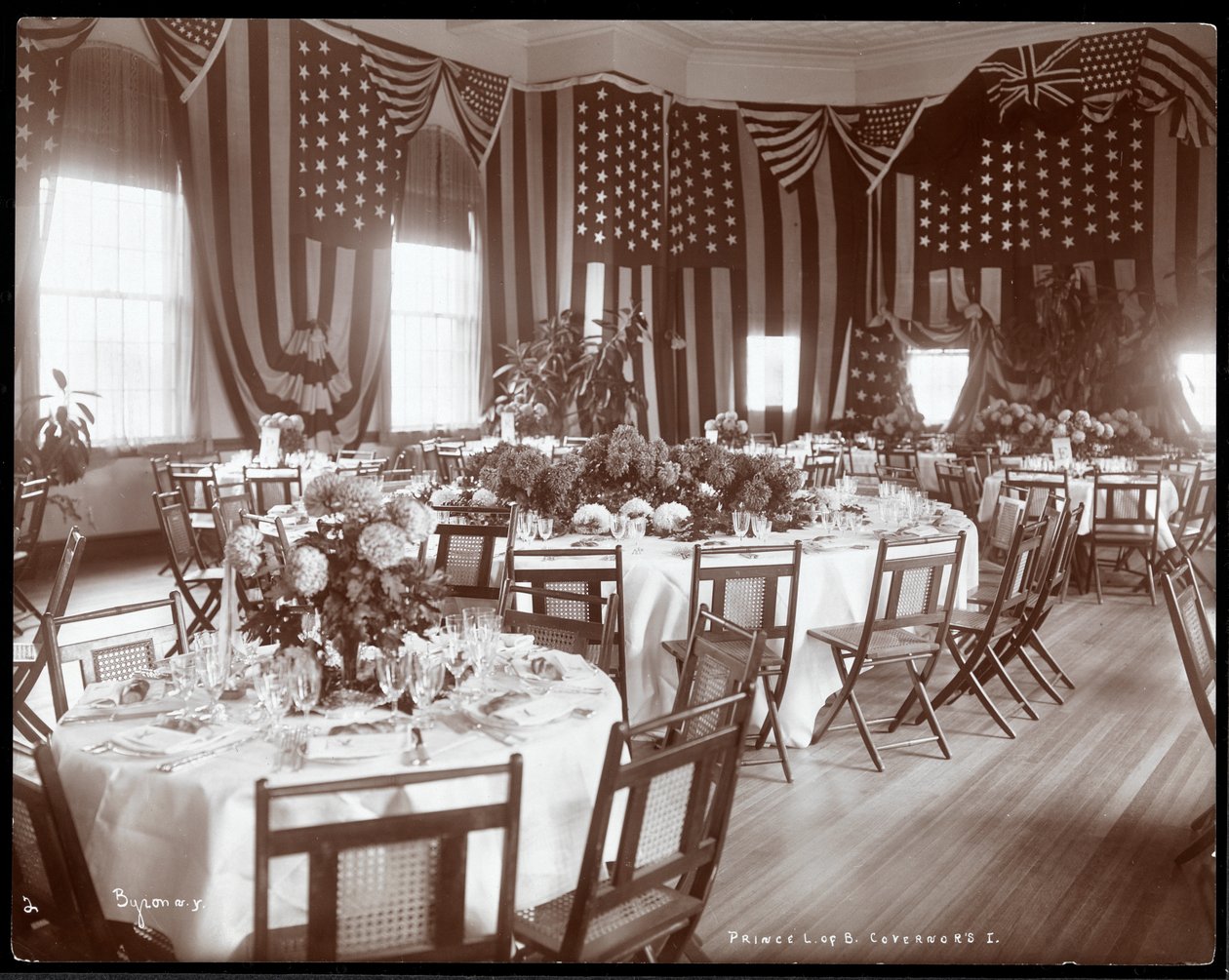 Interieur van een banketzaal ingericht voor een diner ter ere van het bezoek van Prins Louis van Battenberg aan Governor
