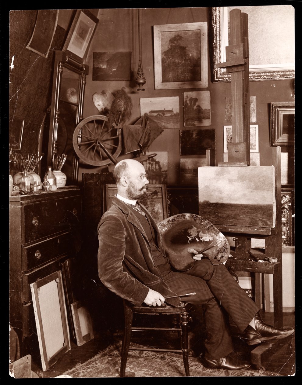 John Francis Murphy in zijn studio in The Chelsea, West 23rd Street, New York, c.1895 door Byron Company