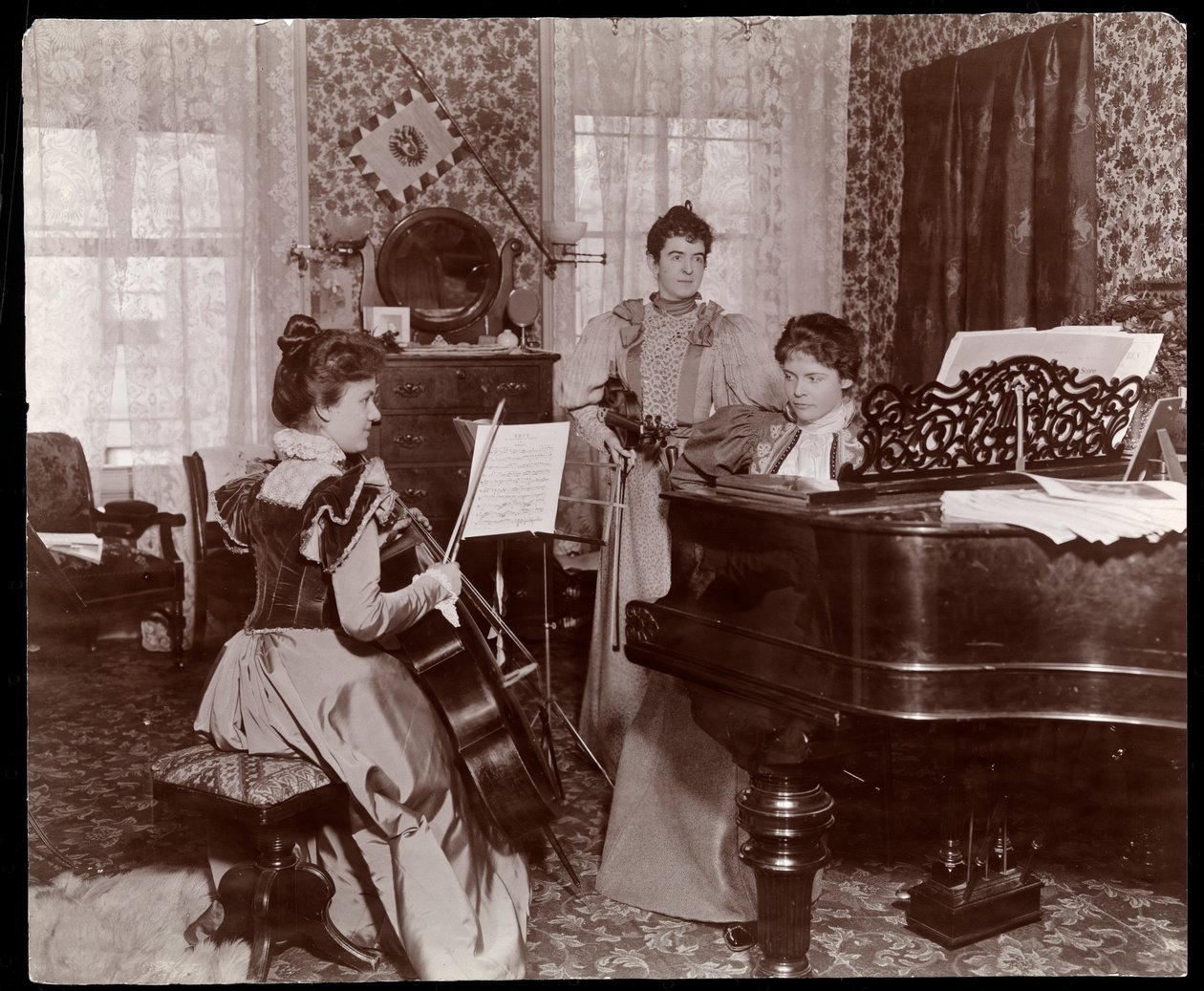 Maud Powell en twee begeleiders, ca. 1896 door Byron Company