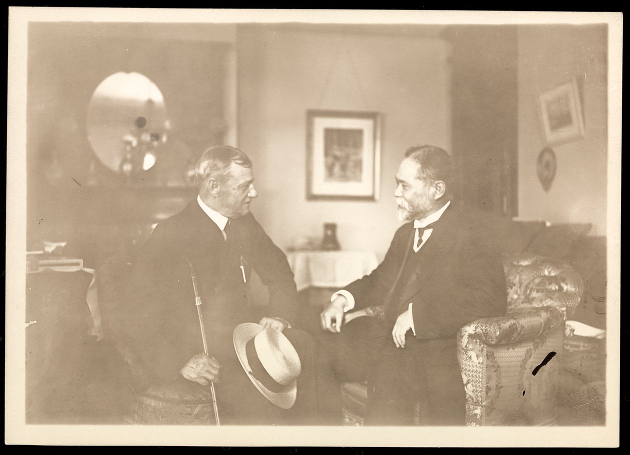 Vice-admiraal Robley Dunglison Evans zittend met een andere man, 1906 door Byron Company