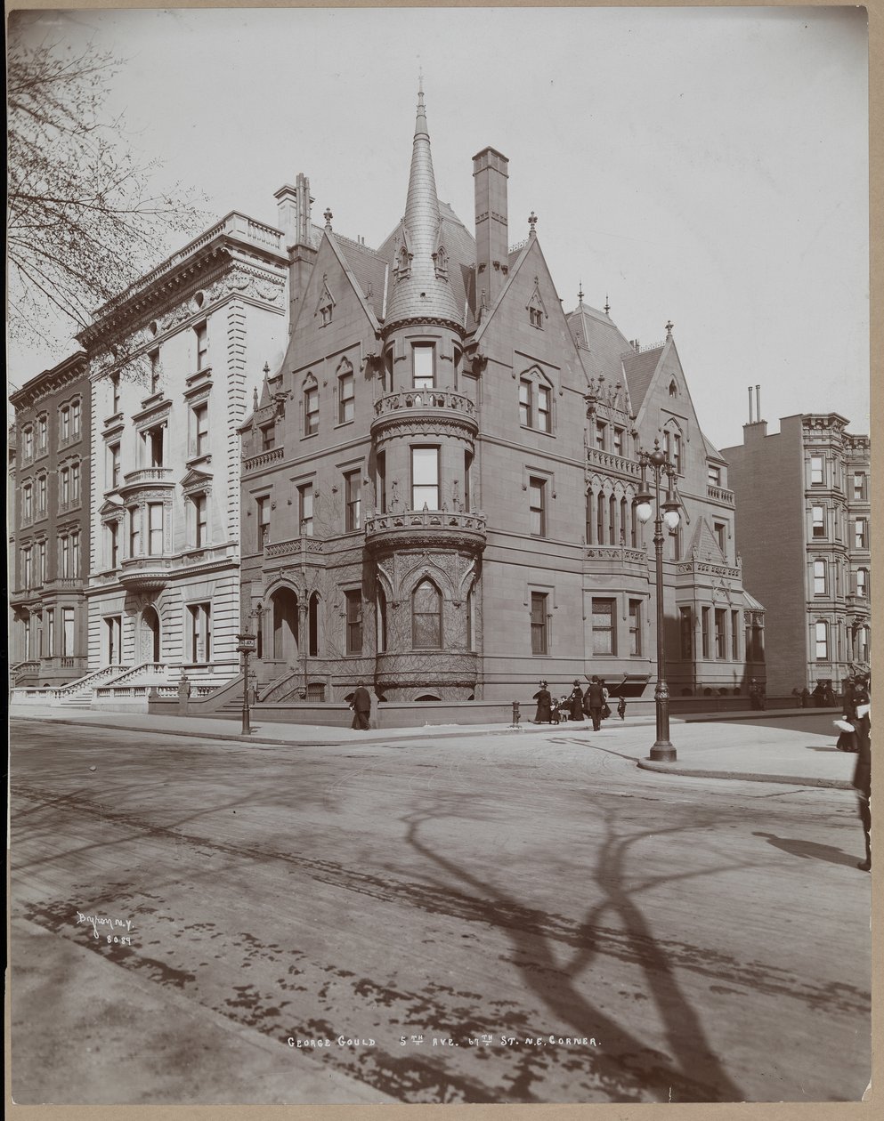 De residentie van George Jay Gould en naburige huizen aan 5th Avenue en 67th Street, New York, 1899 of 1900 door Byron Company