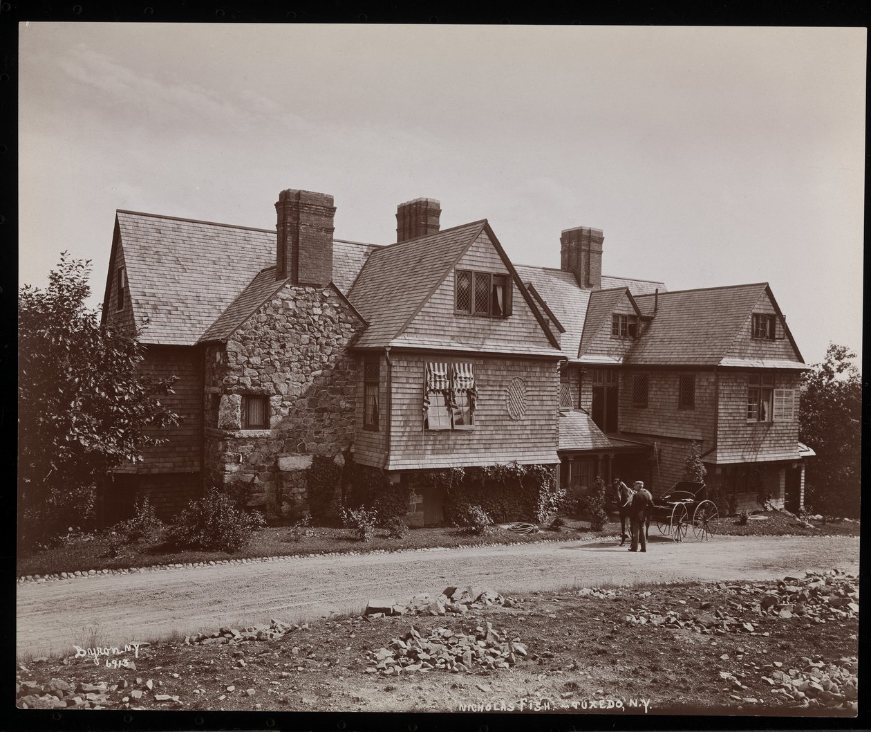 De Nicholas Fish Residentie en Oprit in Tuxedo Park, New York, 1899 door Byron Company