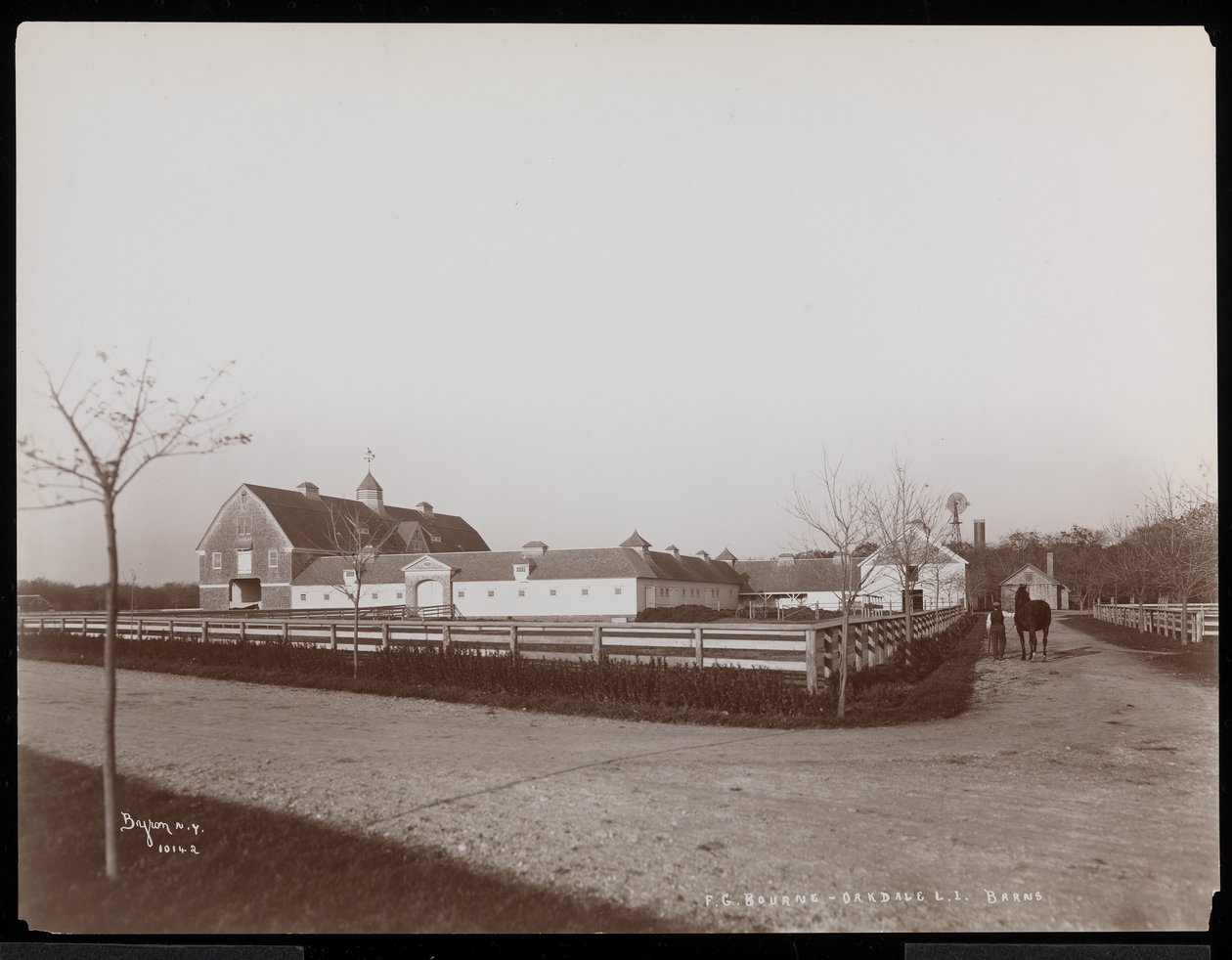 De schuren op het landgoed van F.G. Bourne in Oakdale, Long Island, New York, 1900 door Byron Company