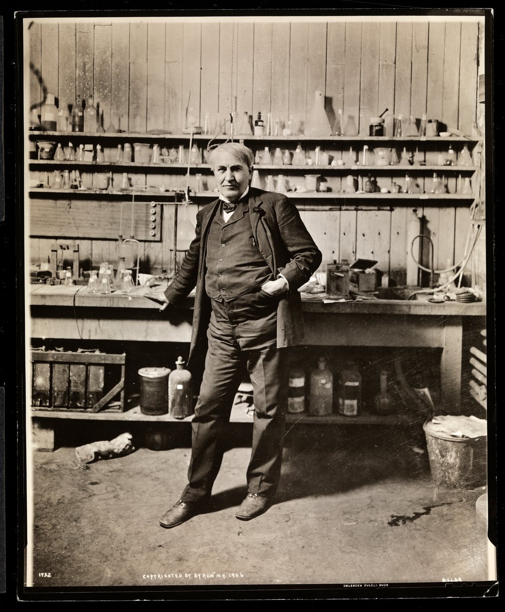 Thomas Edison in zijn laboratorium, 1906 door Byron Company