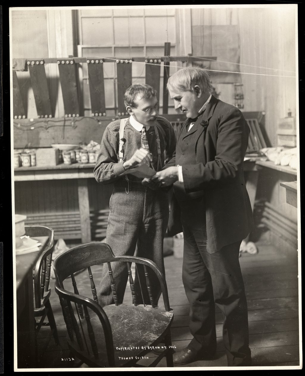 Thomas Edison in zijn laboratorium, 1906 door Byron Company