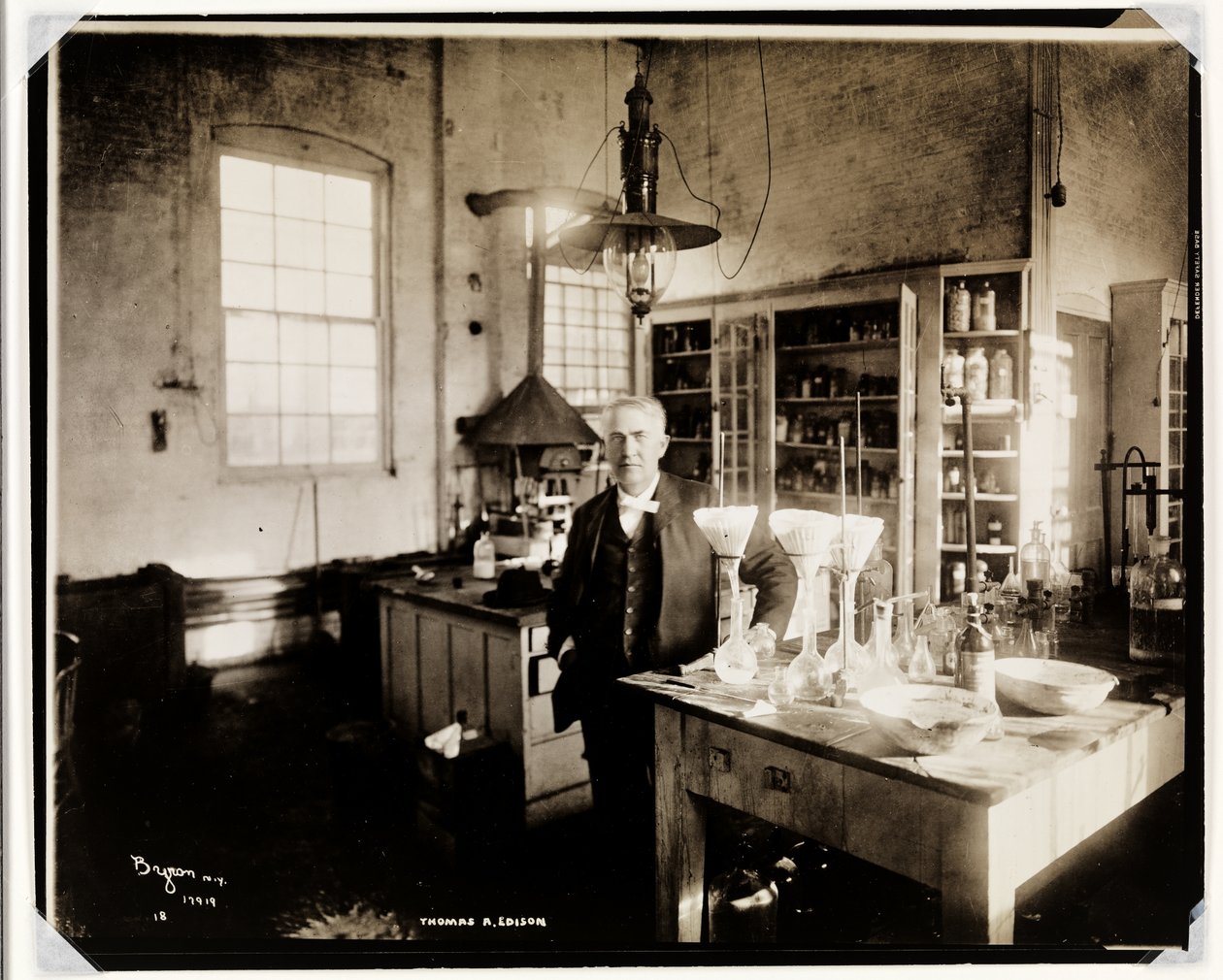Thomas Edison in zijn laboratorium, 1920 door Byron Company