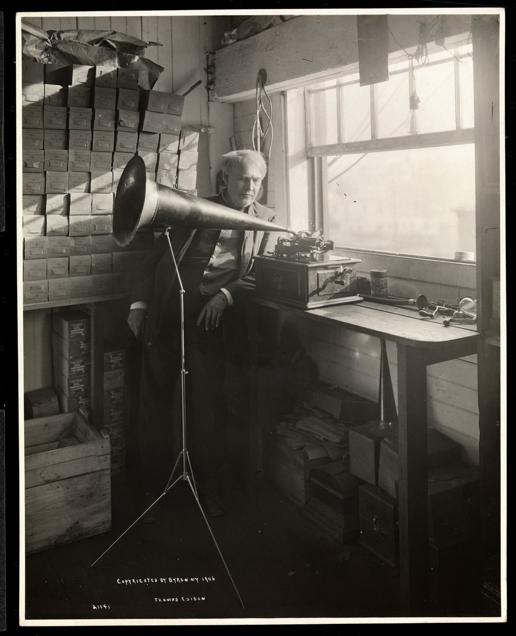 Thomas Edison naast een fonograaf in zijn laboratorium door Byron Company