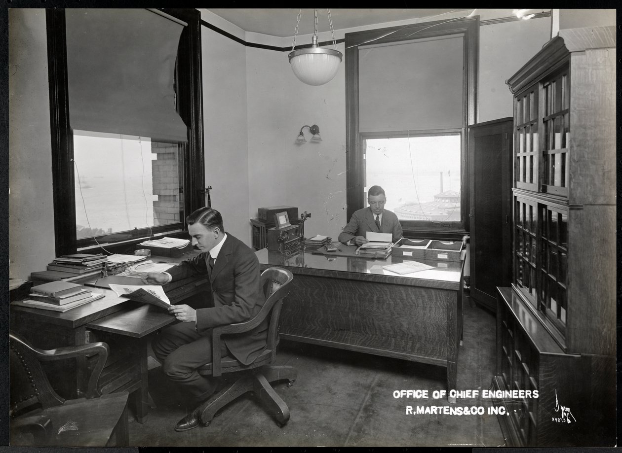 Twee mannen in het kantoor van de hoofdingenieurs van R. Martens und Co. Inc, New York, 1916 of 1917 door Byron Company