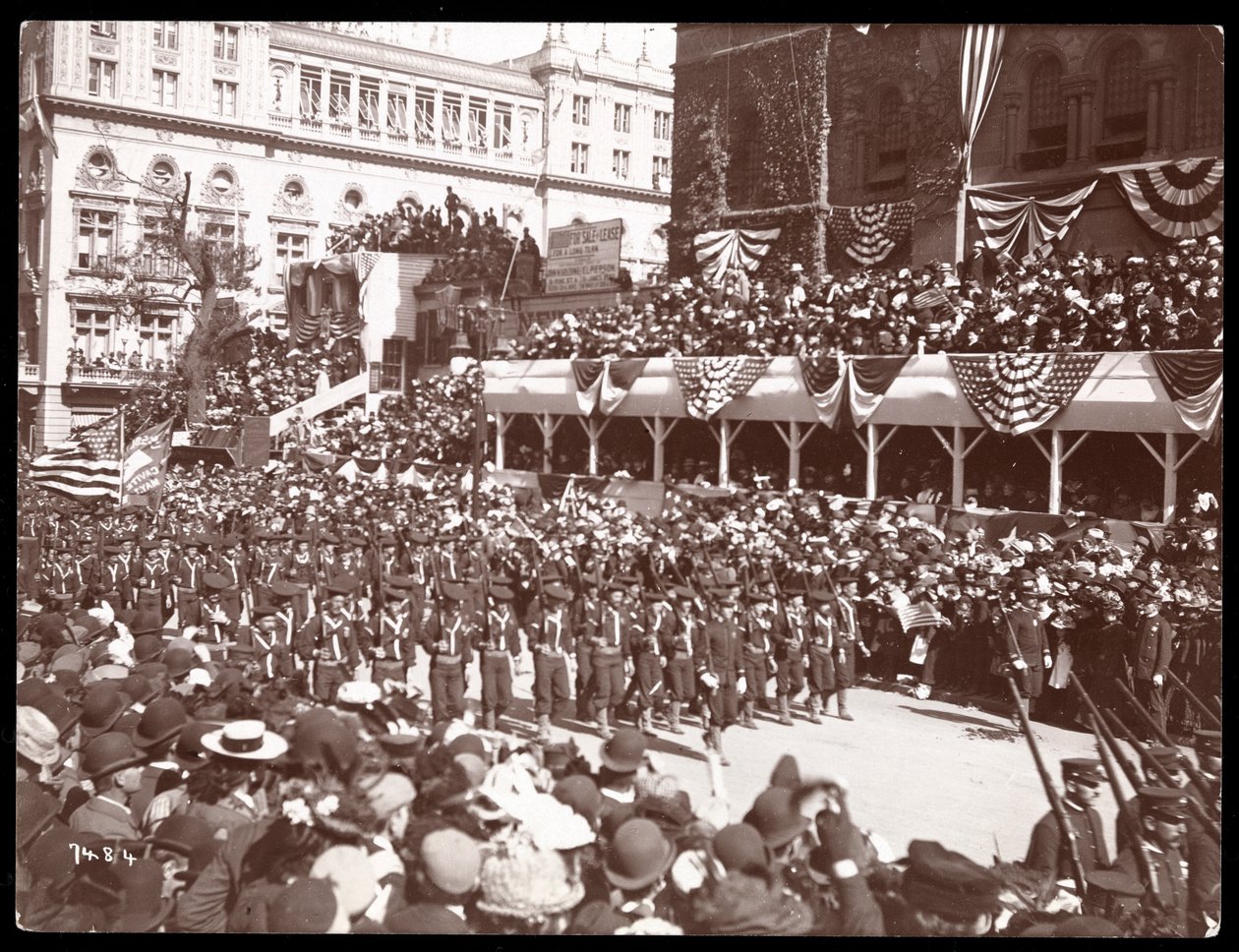 Uitzicht van boven op de menigte en een marcherende militaire groep in de Dewey Parade op Fifth Avenue, New York, 1899 (zilveren gelatin afdruk) door Byron Company