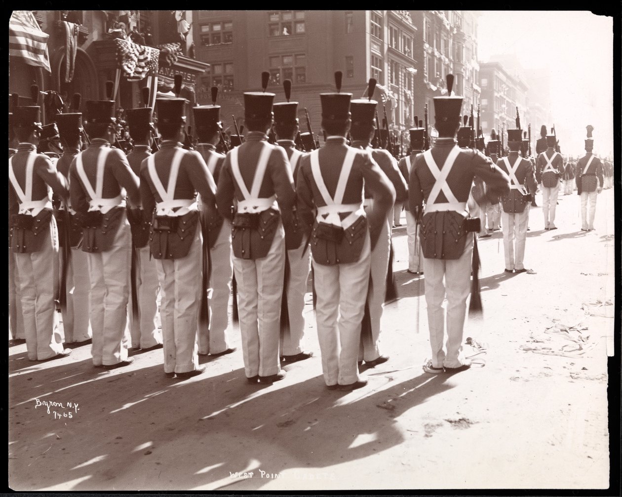 Uitzicht op West Point cadetten in de Dewey Parade op Fifth Avenue, New York, 1899 door Byron Company