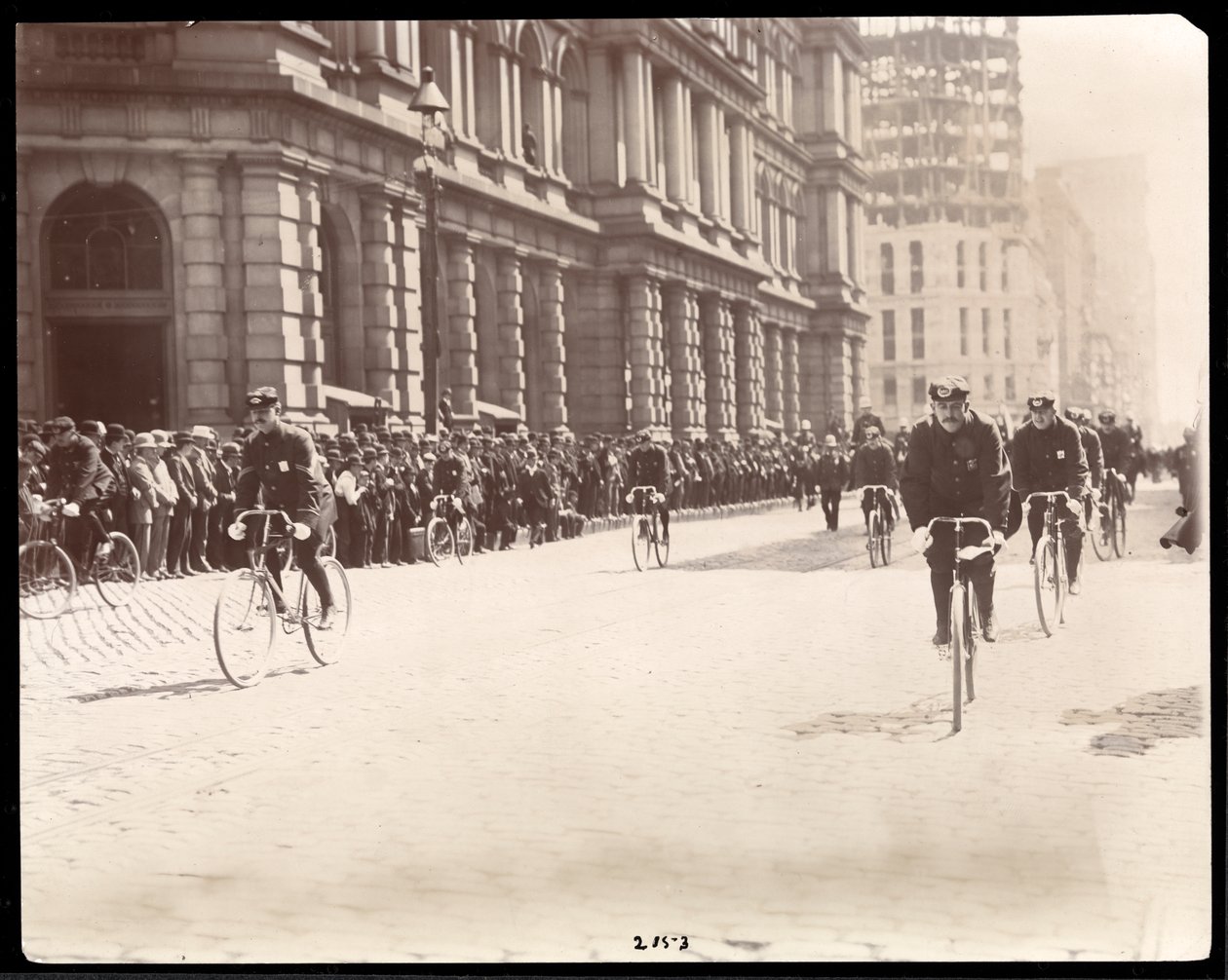Zicht op een groep militaire fietsers door Byron Company