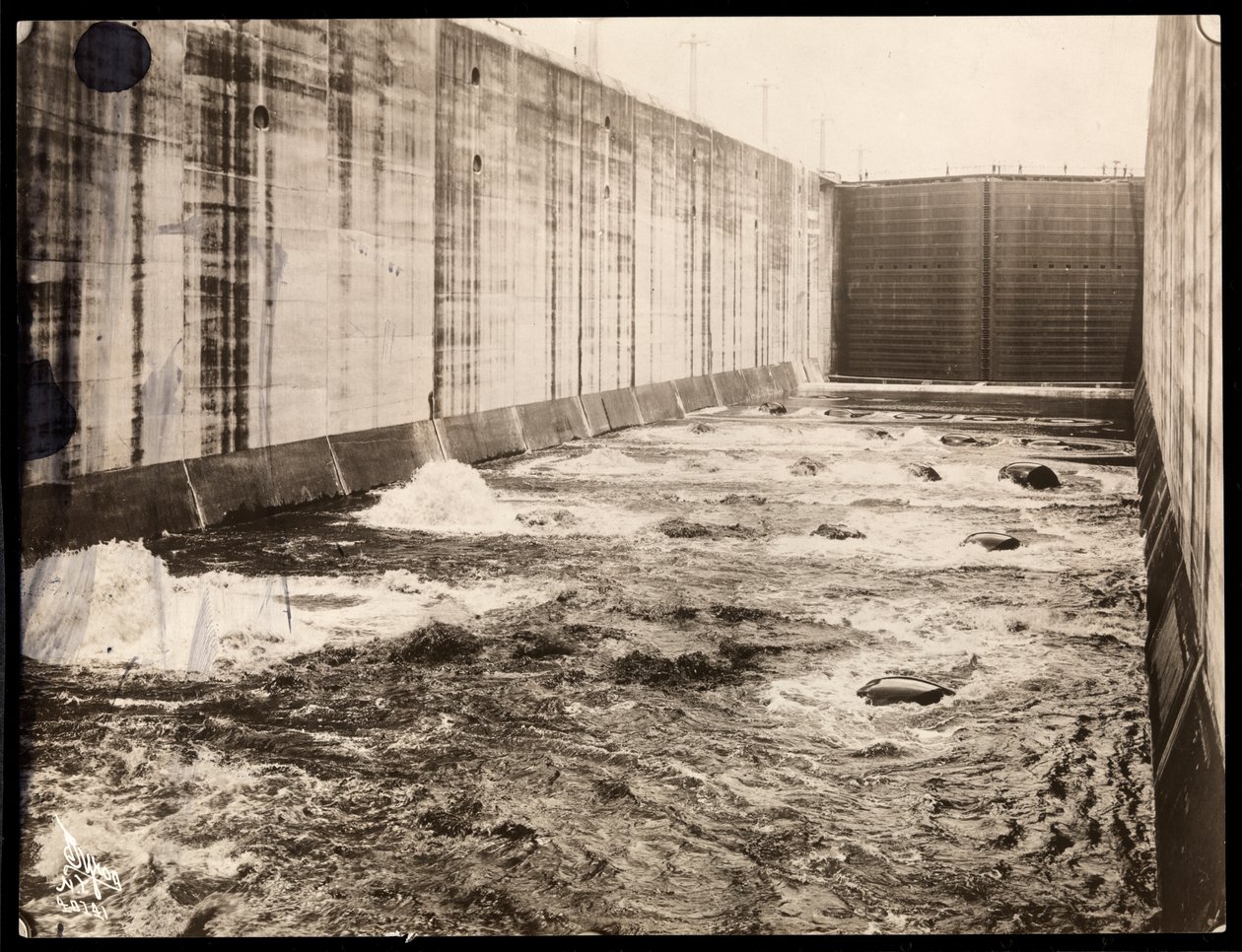 Uitzicht op een sluis tijdens de bouw van het Panamakanaal, 1913 door Byron Company