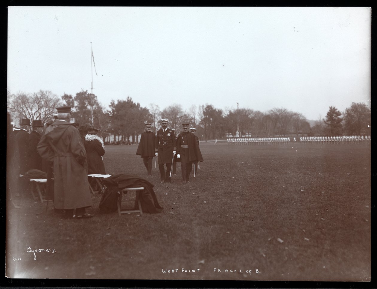 Uitzicht op een militaire inspectie in West Point bij het bezoek van Prins Louis van Battenberg, 1905 door Byron Company