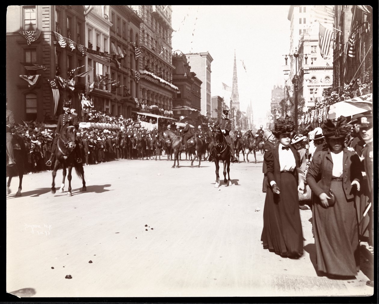 Gezicht op een gemonteerde militaire groep in de Dewey Parade op Fifth Avenue, New York, 1899 door Byron Company