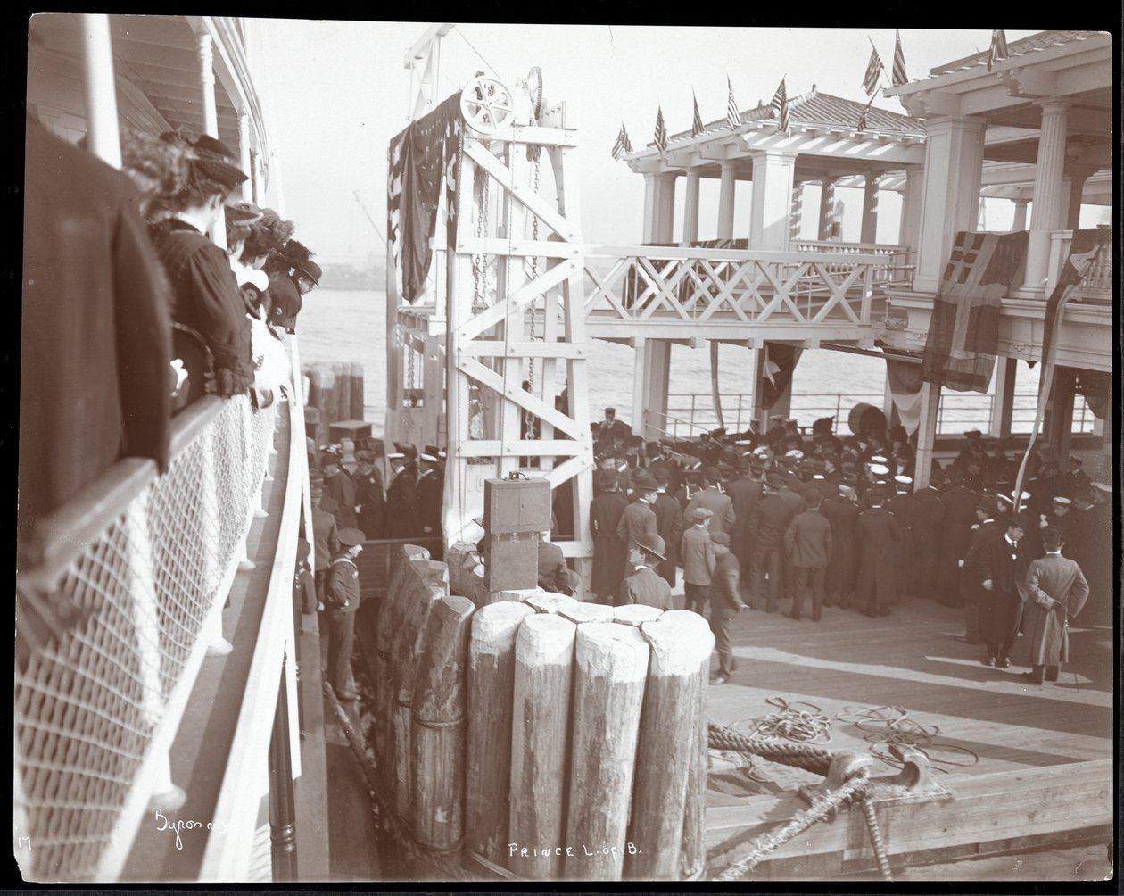 Uitzicht op menigten op de C.W. Morse en op de 42nd Street-dok aan de Hudson River bij het bezoek van Prins Louis van Battenberg door Byron Company