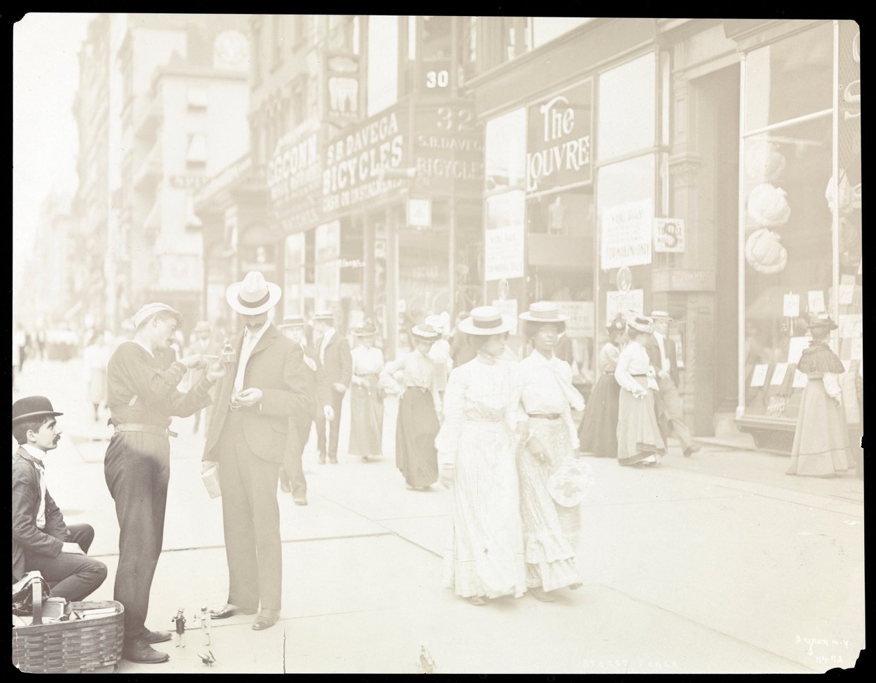 Uitzicht op straatverkopers die speelgoed verkopen op straat, New York, 1902 door Byron Company