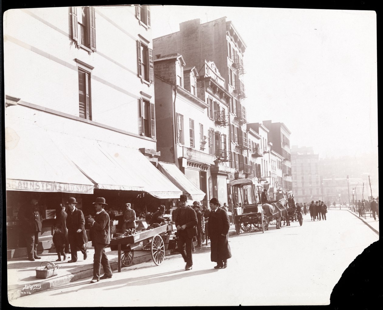 Uitzicht op straatverkopers die fruit verkopen, New York, 1898 (zilveren gelatin afdruk) door Byron Company
